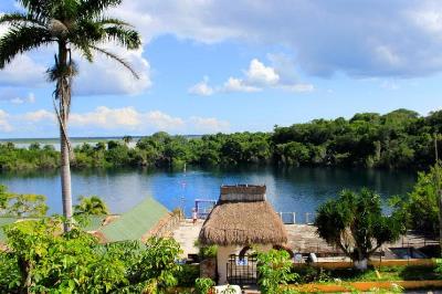 Cenote Azul de Bacalar