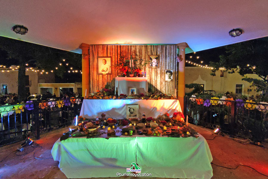 Altar de Janal Pixán en el Kiosko de la Ermita Altar de Janal Pixán en el Kiosko de la Ermita